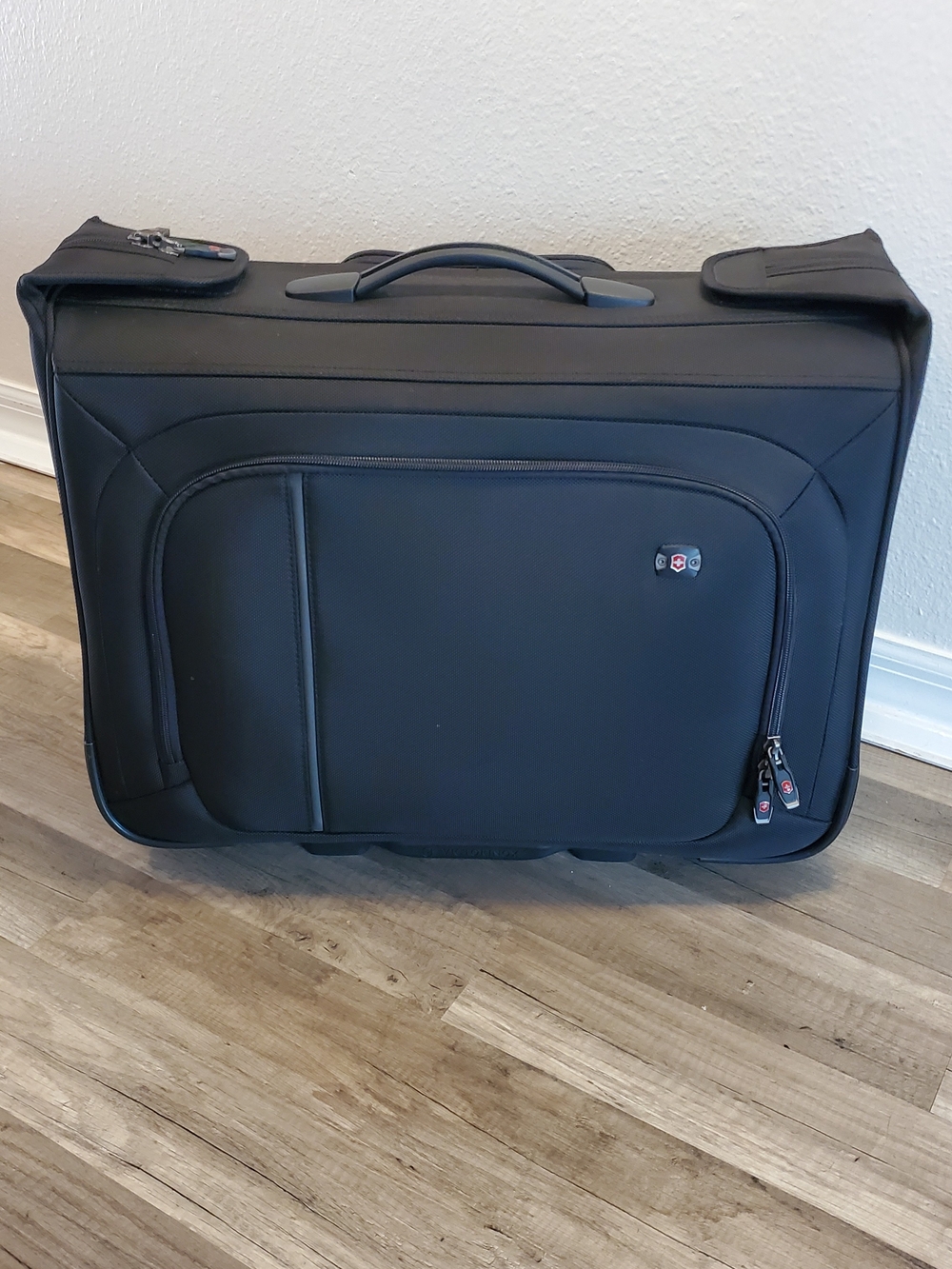 Victorinox Werks Traveler Wheeled Garment Bag Black Rolling Suitcase TSA Lock